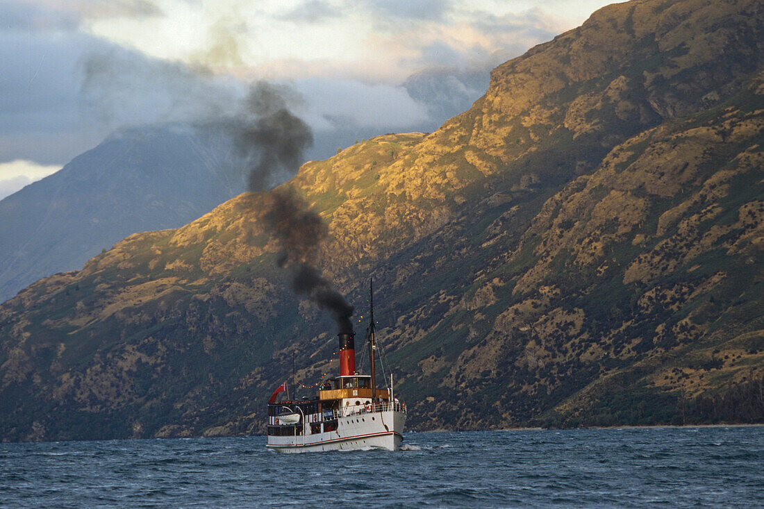 Dampfschiff TSS Earnslaw auf dem Wakatipu See, Queenstown, Südinsel, Neuseeland, Ozeanien
