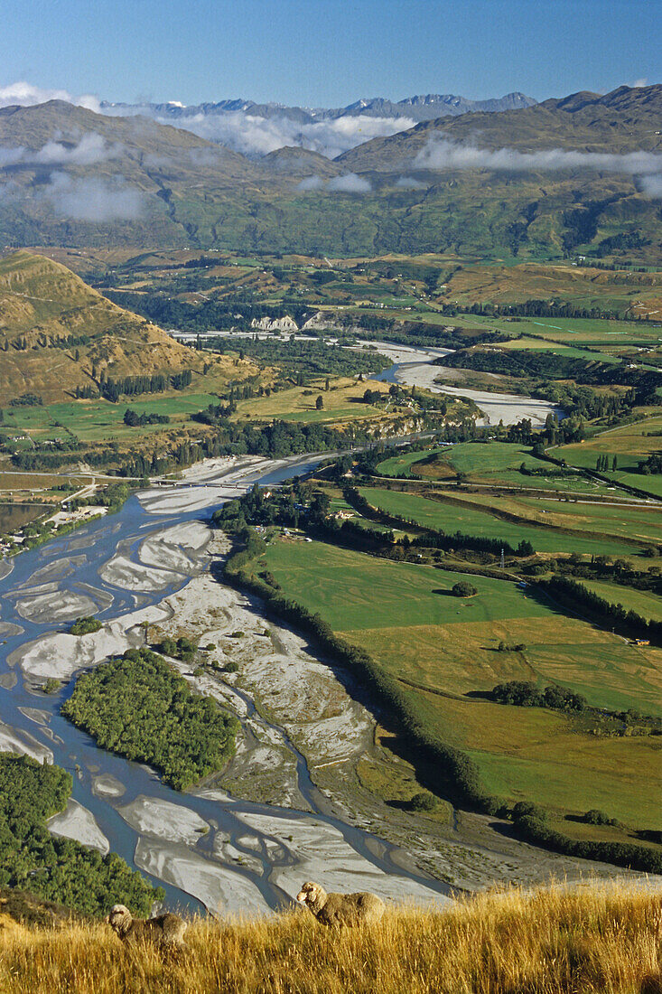 Blick auf Flussbett und Gebirge, Central Otago, Südinsel, Neuseeland, Ozeanien