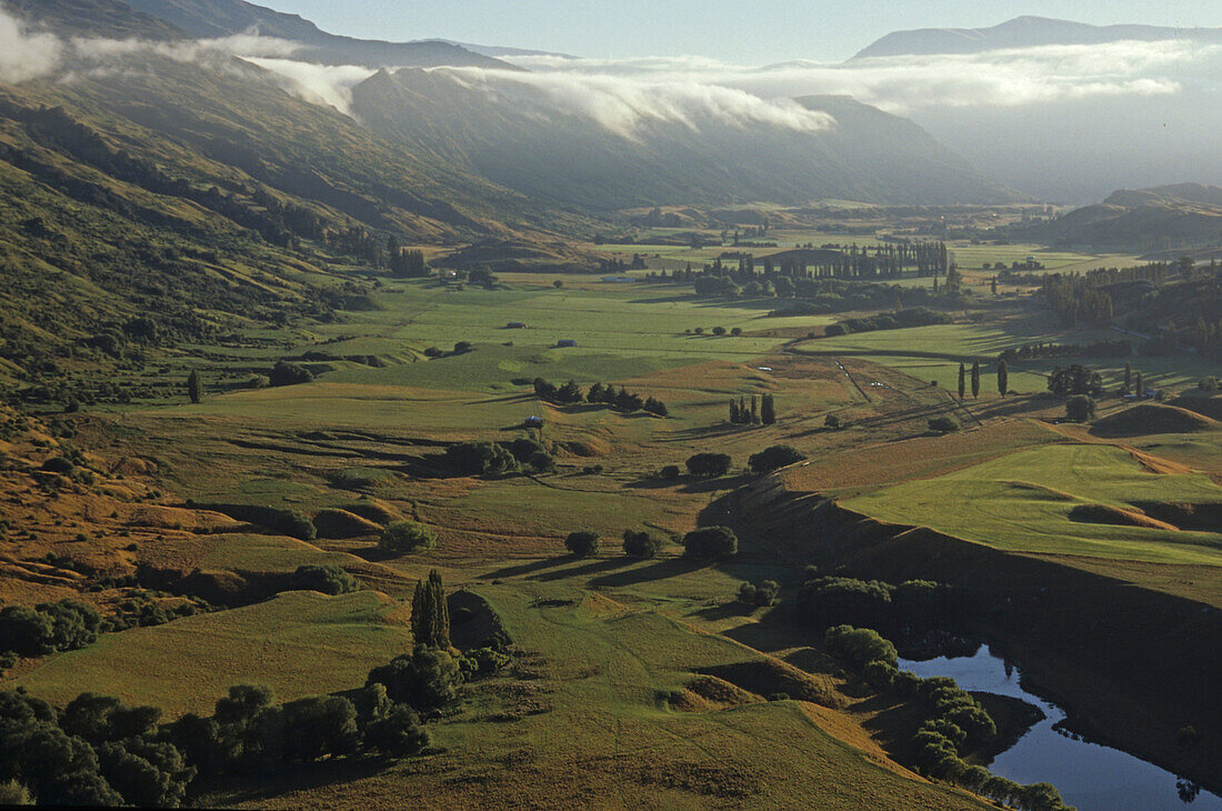 Blick vom Coronet Peak auf Flusstal im Sonnenlicht, Central Otago, Südinsel, Neuseeland, Ozeanien