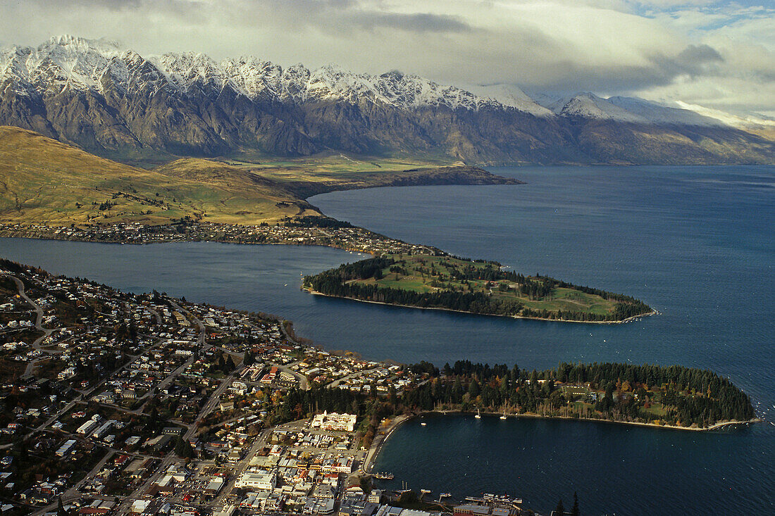 Blick von Bob's Peak auf die Stadt Queenstown, den Wakatipu See und die schneeedeckten Remarkables, Südinsel, Neuseeland, Ozeanien