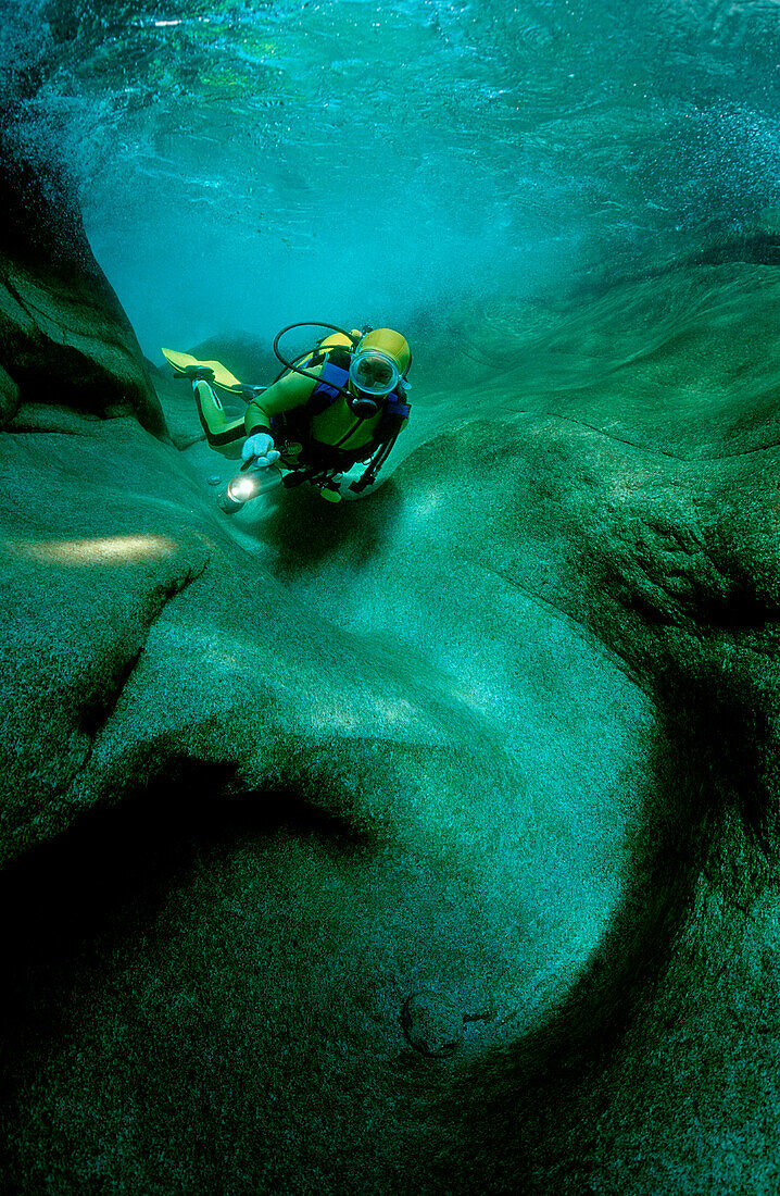 Flusstauchen in der Verzasca, Schweiz, Tessin, Verzasca Tal