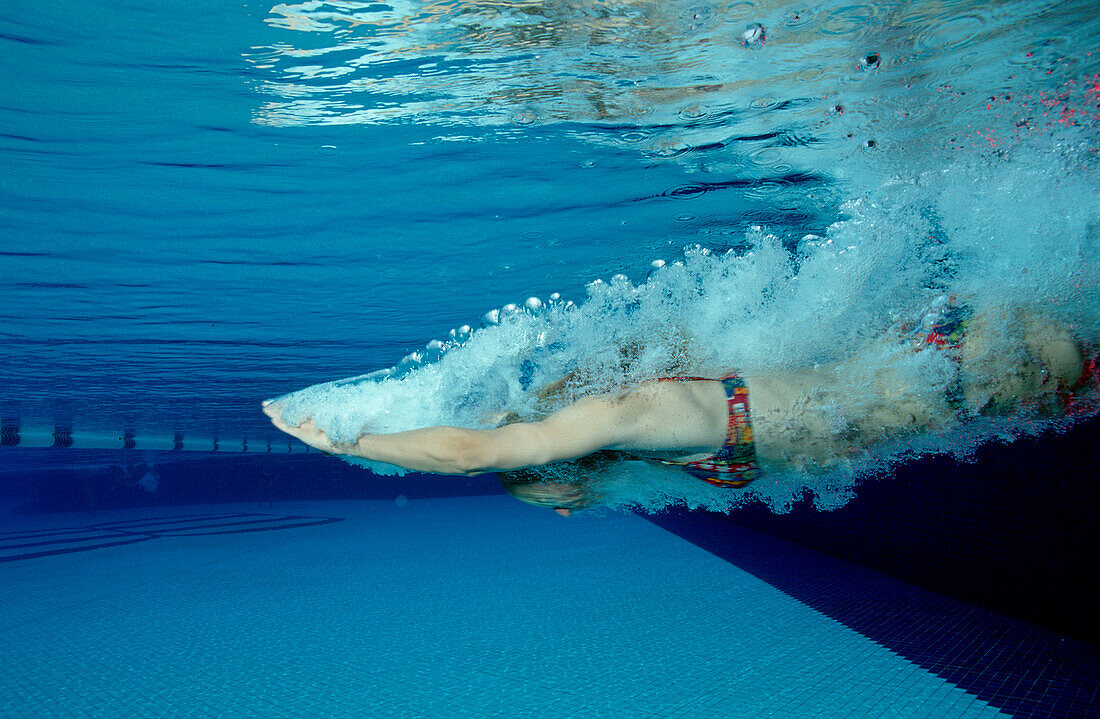 Frau springt in Schwimmbecken, Woman jumps in swim, Woman jumps in swimming pool