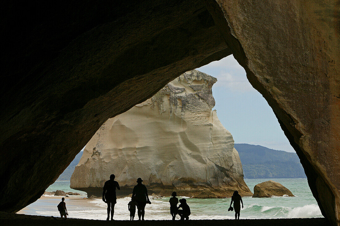 Menschen am Strand in der Cathedral Höhle auf der Coromandel Halbinsel, Nordinsel, Neuseeland, Ozeanien