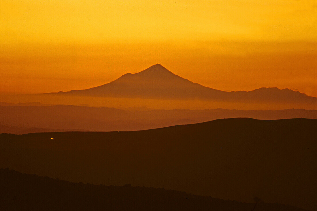 Silhouette des erloschenen Vulkans Mount Taranaki bei Sonnenuntergang, Egmont Nationalpark, Nordinsel, Neuseeland, Ozeanien