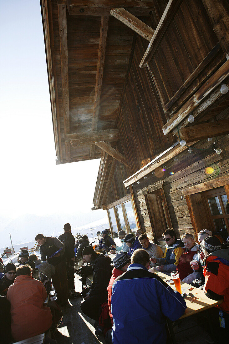 People at Kaiser Maximilians hut, Kühtai, Gäste an der Kaiser Maximilian Hütte, Tirol, Österreich Tyrol, Austria