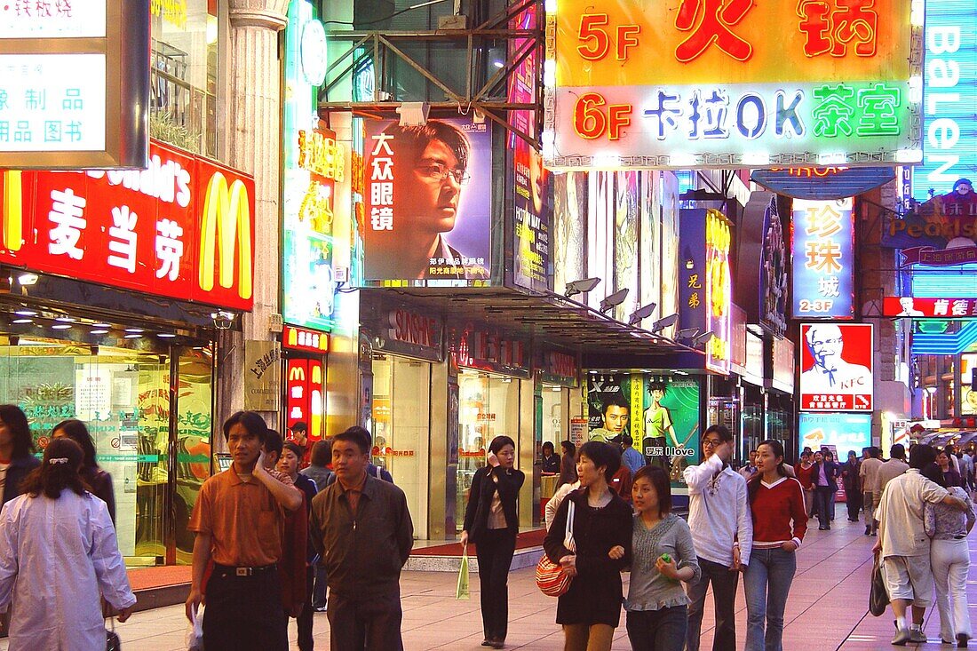 Menschen in einer beleuchteten Einkaufsstrasse am Abend, Shanghai, China, Asien