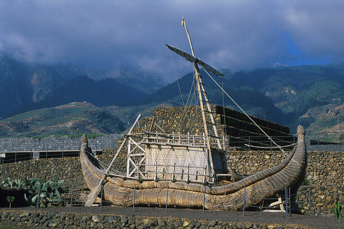 Schilfboot Ra II Thor Heyerdal, , an Pyramiden von Güimar Teneriffa, Kanaren, Spanien