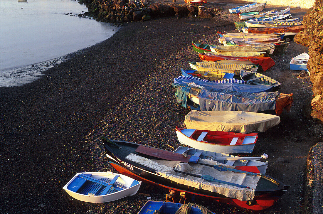 Fischerboote am Strand, Hafen, Candelaria, Teneriffa, Kanarische Inseln, Spanien, Europa