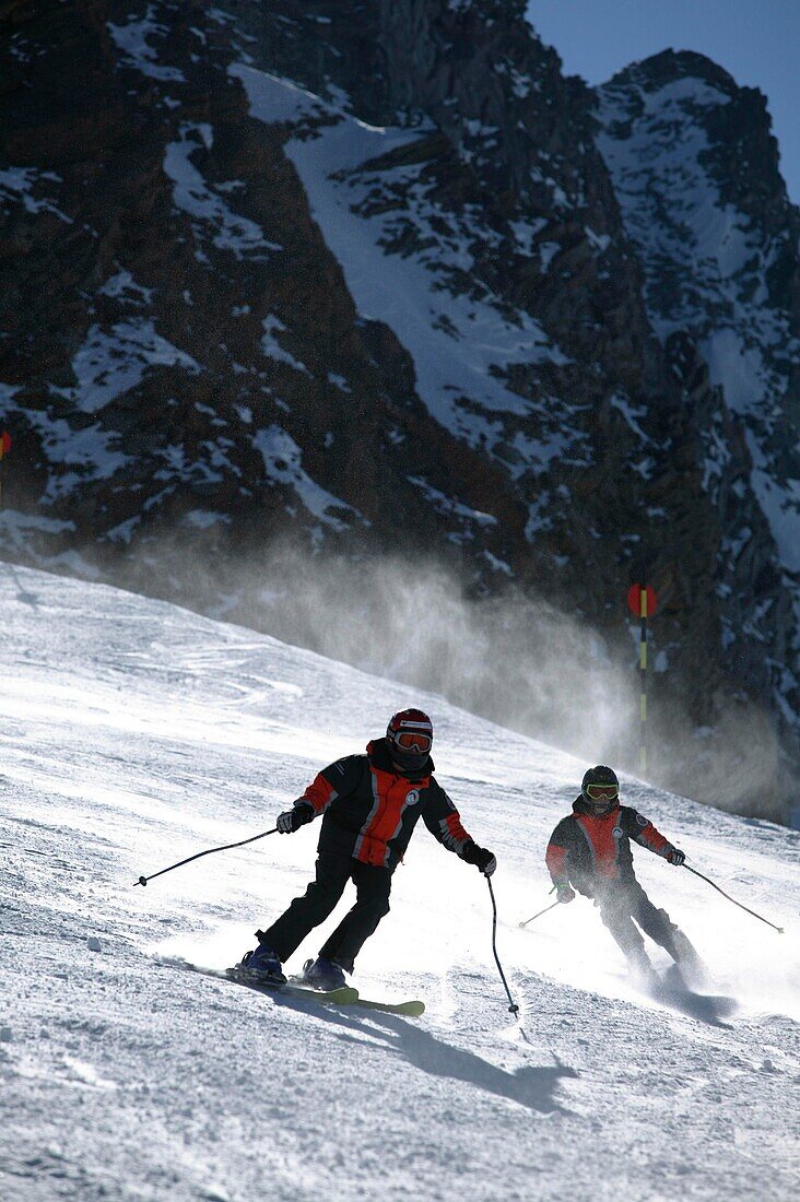 Skiing kids on Rettenbachferner slope, Skifahrende Kinder auf dem Rettenbachferner, Soelden, Oetztal, Austria Soelden, Oetztal, Oesterreich