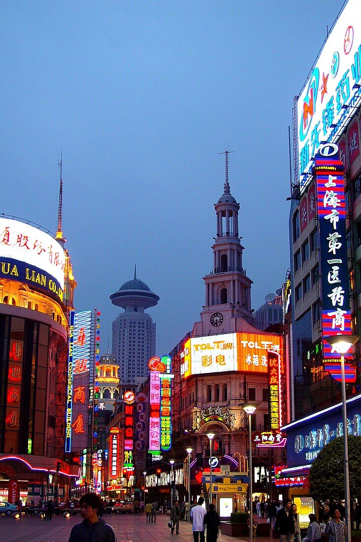 Einkaufsstrasse mit Leuchtreklame, Shanghai bei Nacht, Shanghai, China