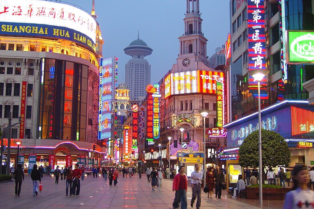 Einkaufsstrasse mit Leuchtreklamen, Nanjing lu bei Nacht, Shanghai, China