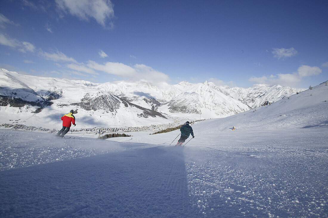 Zwei Leute beim Skifahren, Mottolino, Livigno, Italien