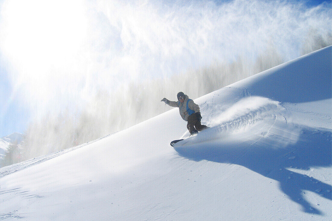 Snowboarder fährt Snowboard im Pulverschnee, Livigno, Italien