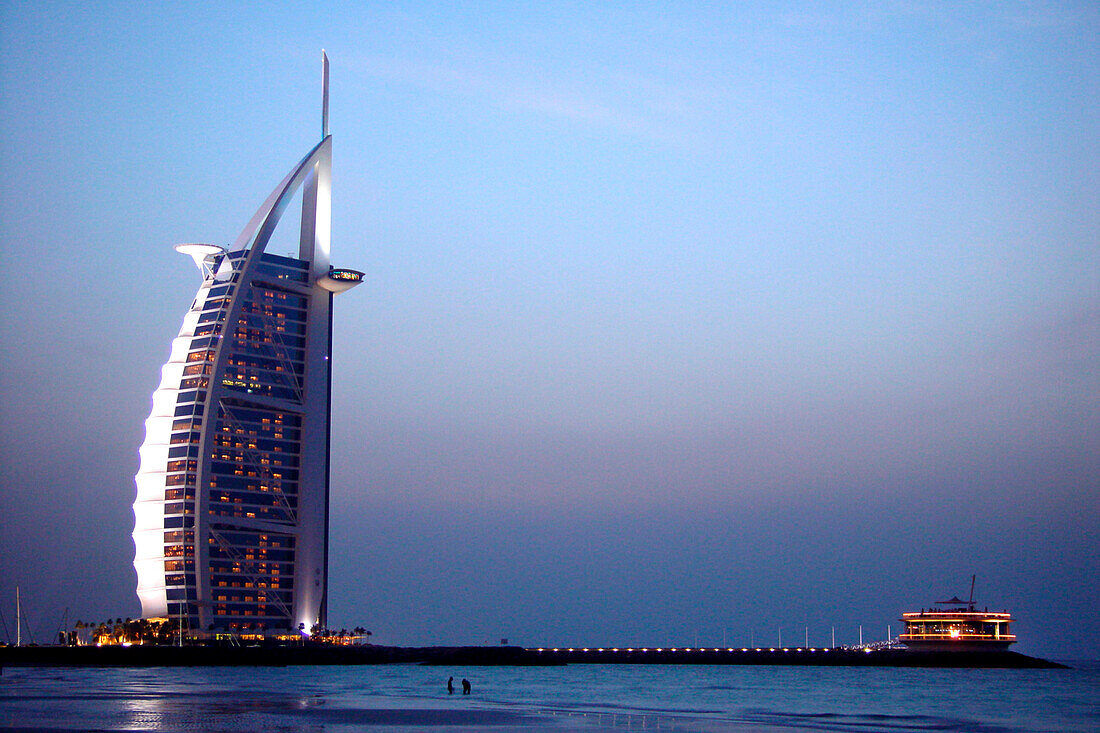 Hotel Burj al Arab im Abendlicht, Dubai, Vereinigte Arabische Emirate, VAE