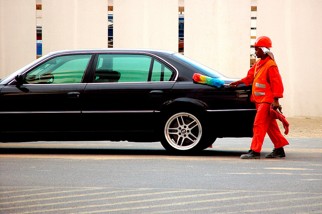 Arbeiter reinigt ein Auto, Dubai, Vereinigte Arabische Emirate, Vorderasien, Asien
