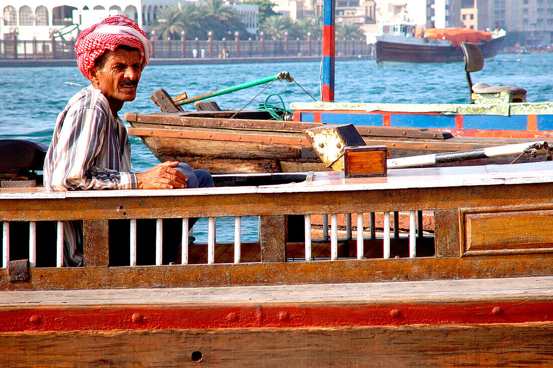 Araber in einem traditionellen Boot, Abra, Dubai Creek, Dubai, Vereinigte Arabische Emirate, Vorderasien, Asien