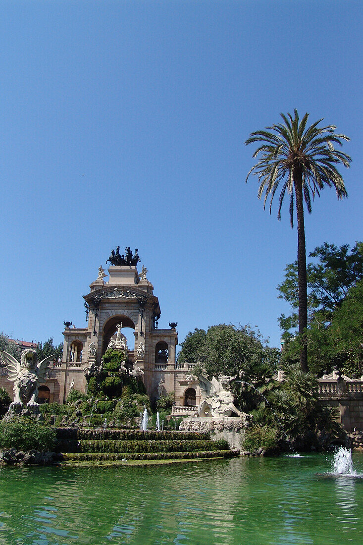 Brunnen mit Denkmal im Sonnenlicht, Parc de la Ciutadella, Barcelona, Spanien, Europa