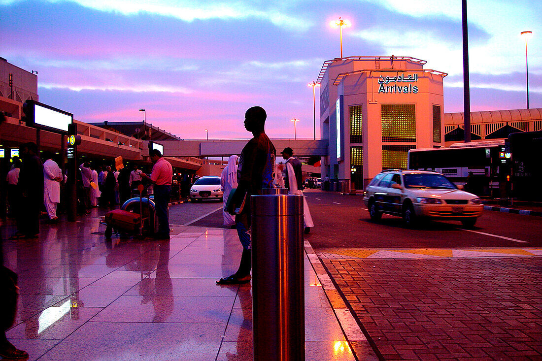 Menschen vor dem Flughafen am Abend, Dubai International Airport, Dubai, Vereinigte Arabische Emirate, Vorderasien, Asien