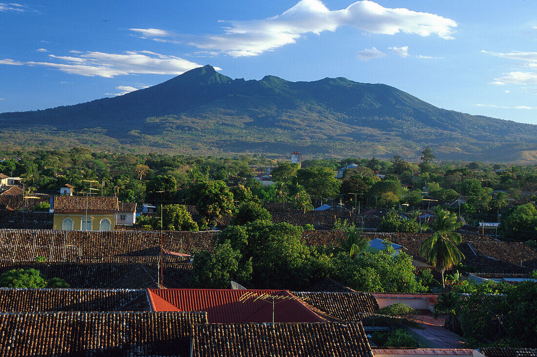Blick von der Iglesia de La Merced, Vulkan Mombacho und Granada Nicaragua