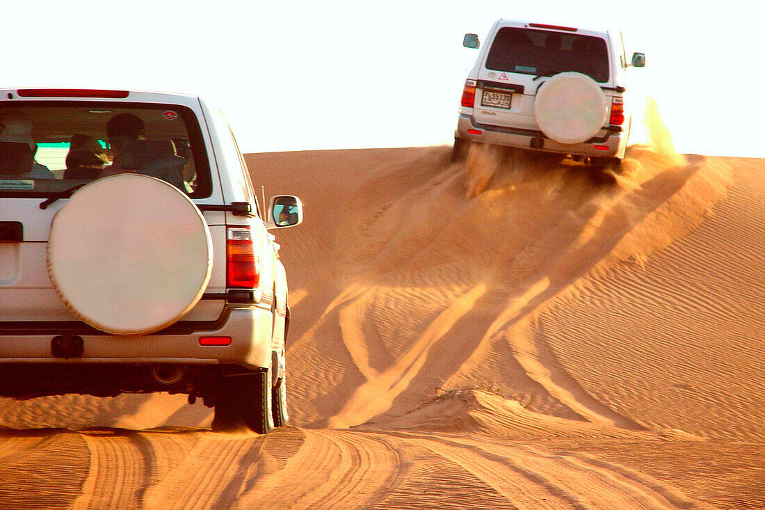 Jeeps auf einer Düne in der Wüste, Dubai, Vereinigte Arabische Emirate, Vorderasien, Asien