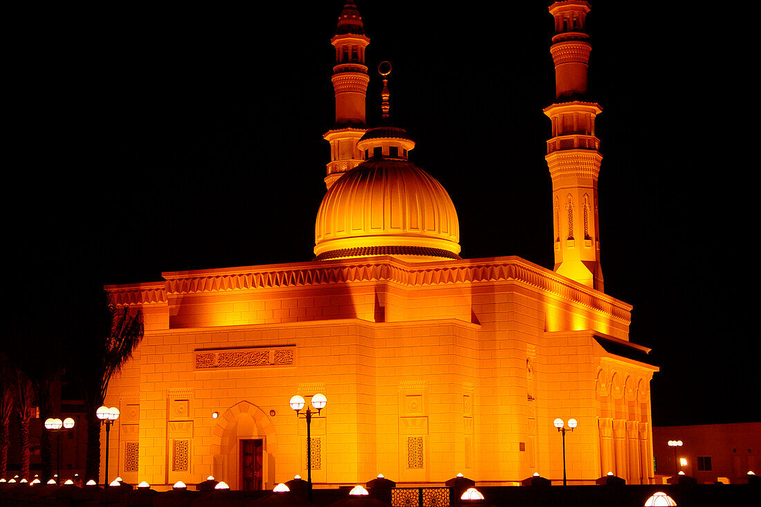 Beleuchtete Moschee im Jumeira bei Nacht, Dubai, Vereinigte Arabische Emirate, Vorderasien, Asien