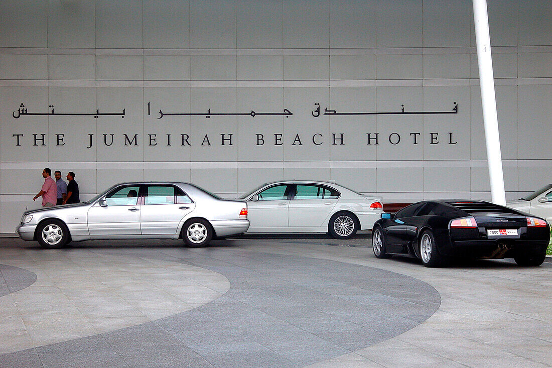 Luxuriöse Autos vor dem Jumeirah Beach Hotel, Dubai, Vereinigte Arabische Emirate, Vorderasien, Asien