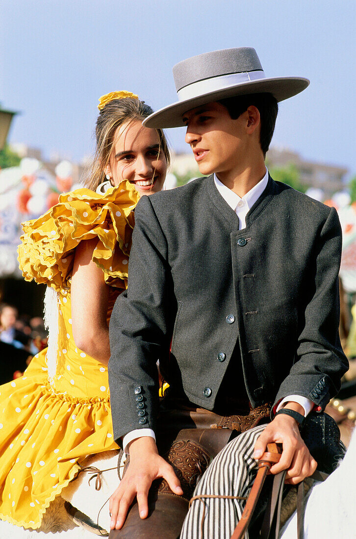 Paar auf einem Pferd, Feria de Abril, Sevilla, Sevilla, Andalusien, Spanien