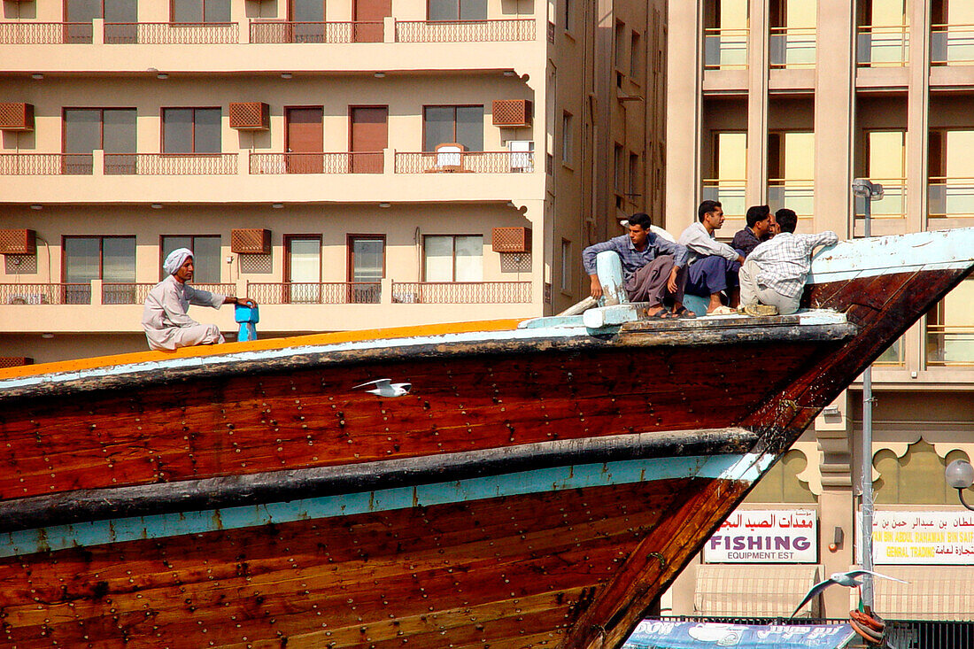 Seemänner im Boot, Dubai Creek, Dubai, Vereinigte Arabische Emirate, VAE