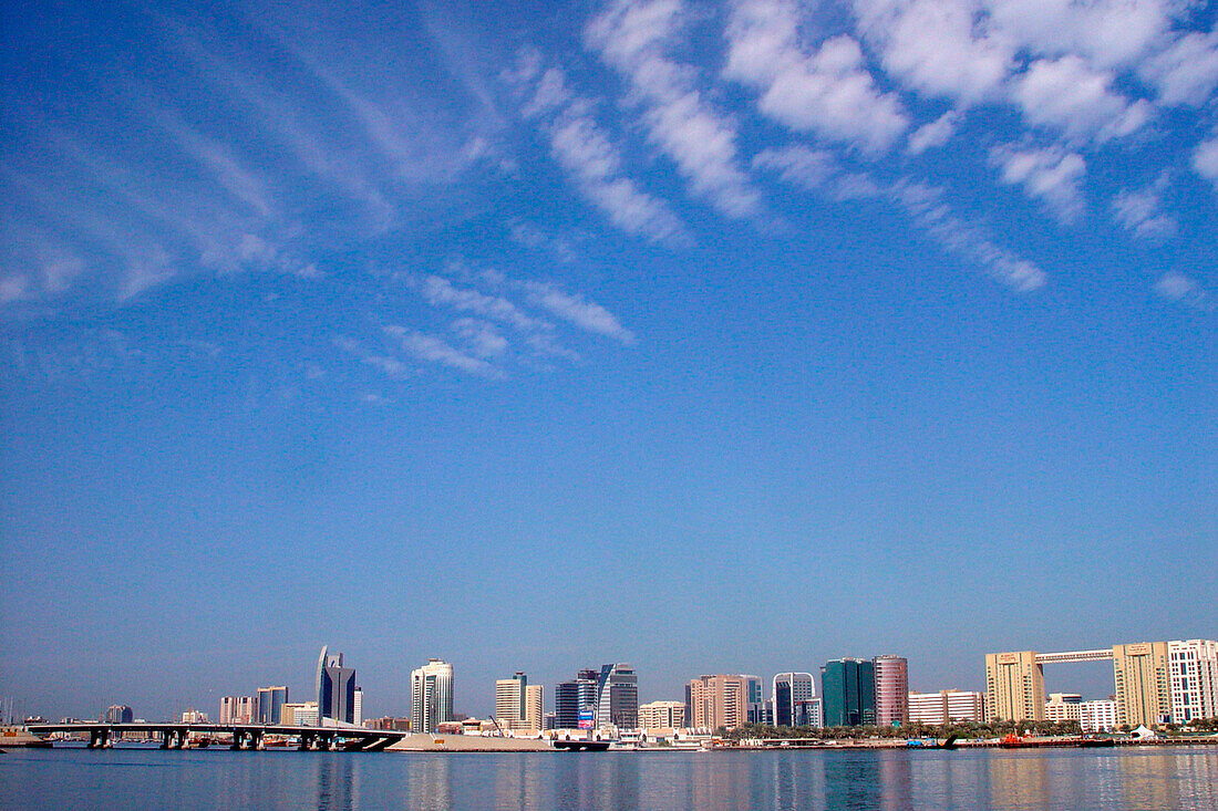 Skyline von Deira unter Wolkenhimmel, Deira, Dubai, Vereinigte Arabische Emirate, Vorderasien, Asien