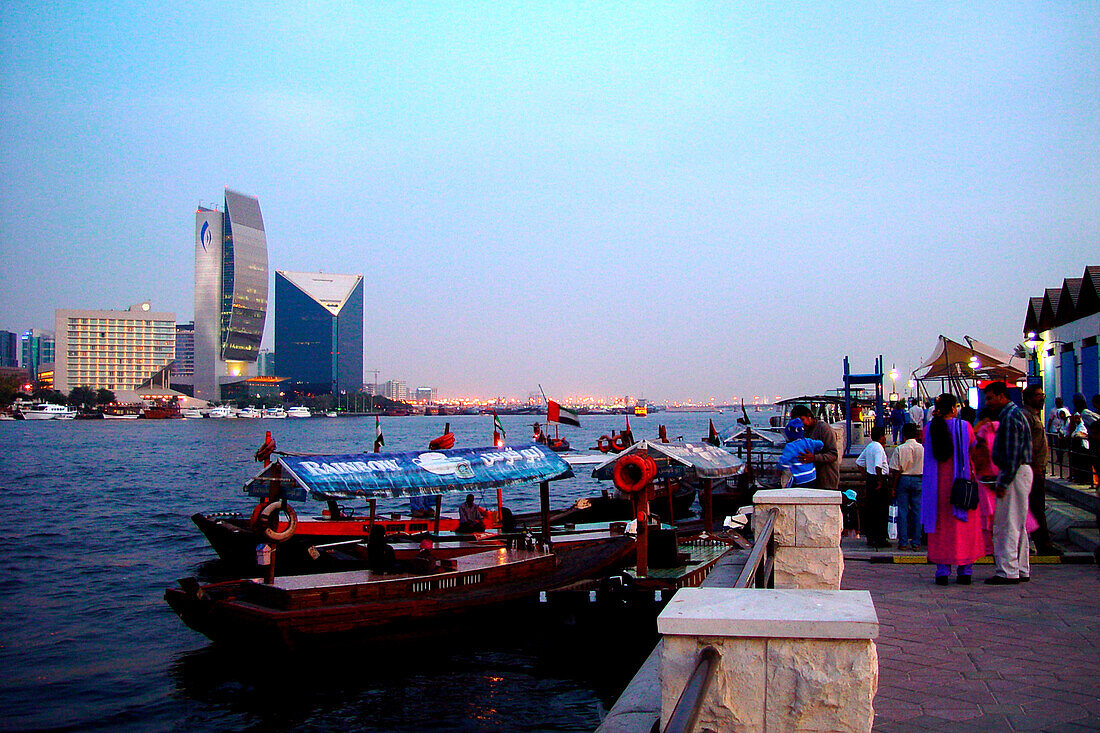 Menschen am Dubai Creek am Abend, Dubai, Vereinigte Arabische Emirate, Vorderasien, Asien
