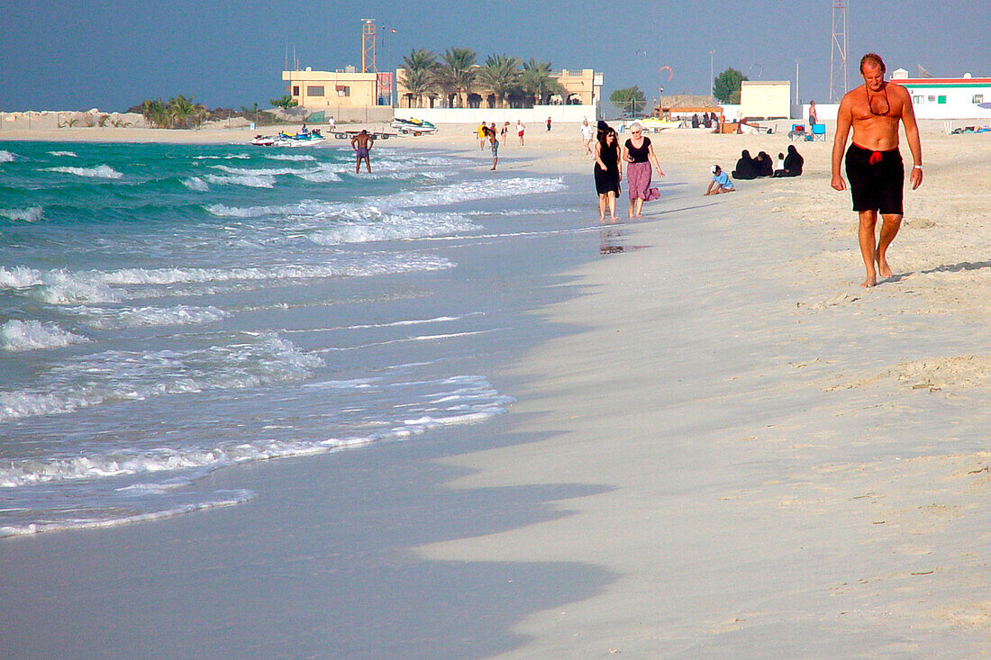 Menschen gehen am Strand entlang, Dubai, VAE, Vereinigte Arabische Emirate, Vorderasien, Asien