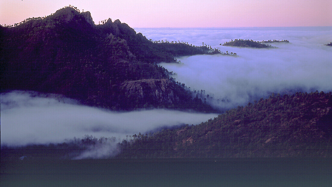 Berglandschaft ueber Wolkenmeer, La Plata bei Ayacata, Gran Canaria Kanarische Inseln, Spanien