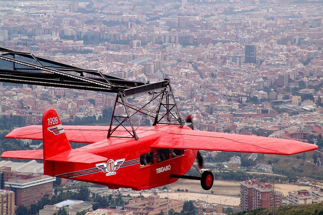 Flugzeug Karussell im Freizeitpark Tibidabo, Tibidabo, Barcelona, Spanien