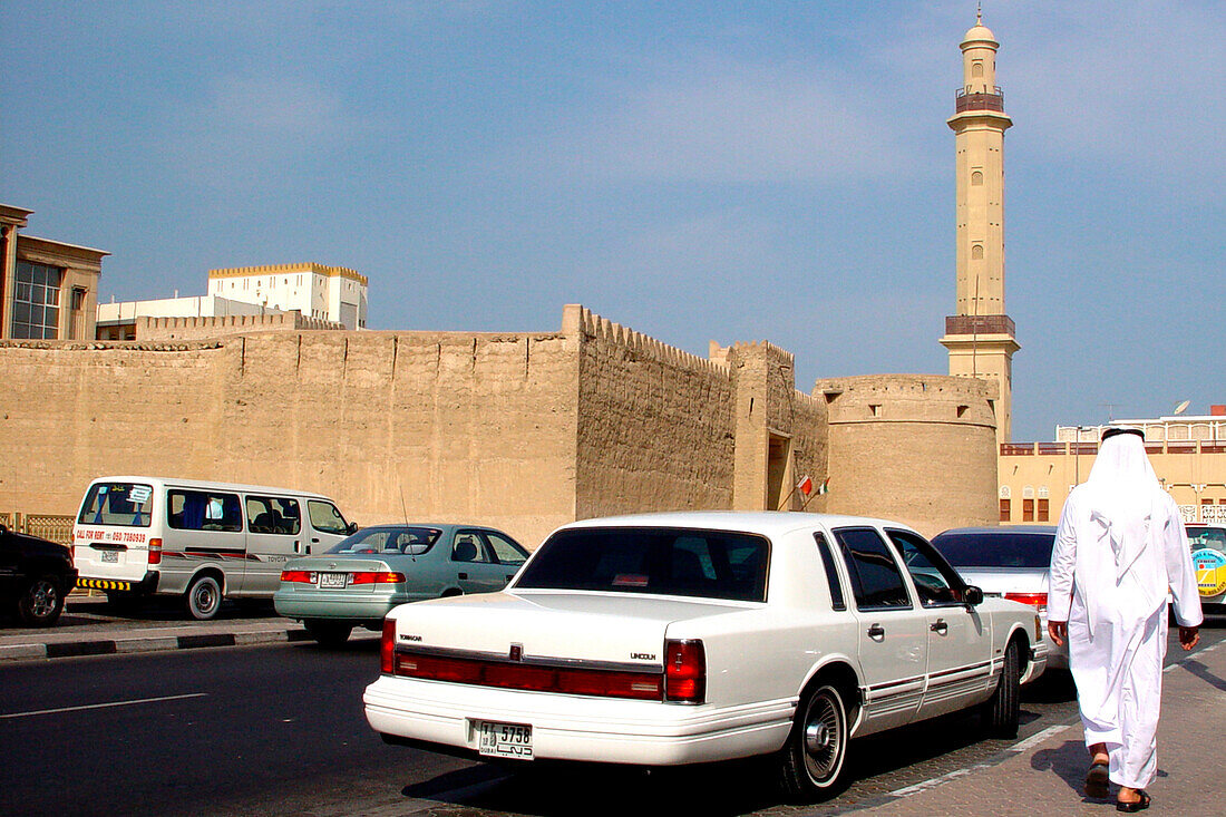 Araber und Autos vor dem Dubai Museum, Dubai, VAE, Vereinigte Arabische Emirate, Vorderasien, Asien