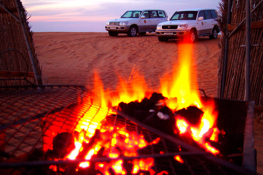 Lagerfeuer in der Wüste, Dubai, Vereinigte Arabische Emirate