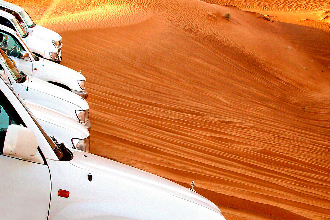 Jeeps in der Wüste, Dubai, Vereinigte Arabische Emirate