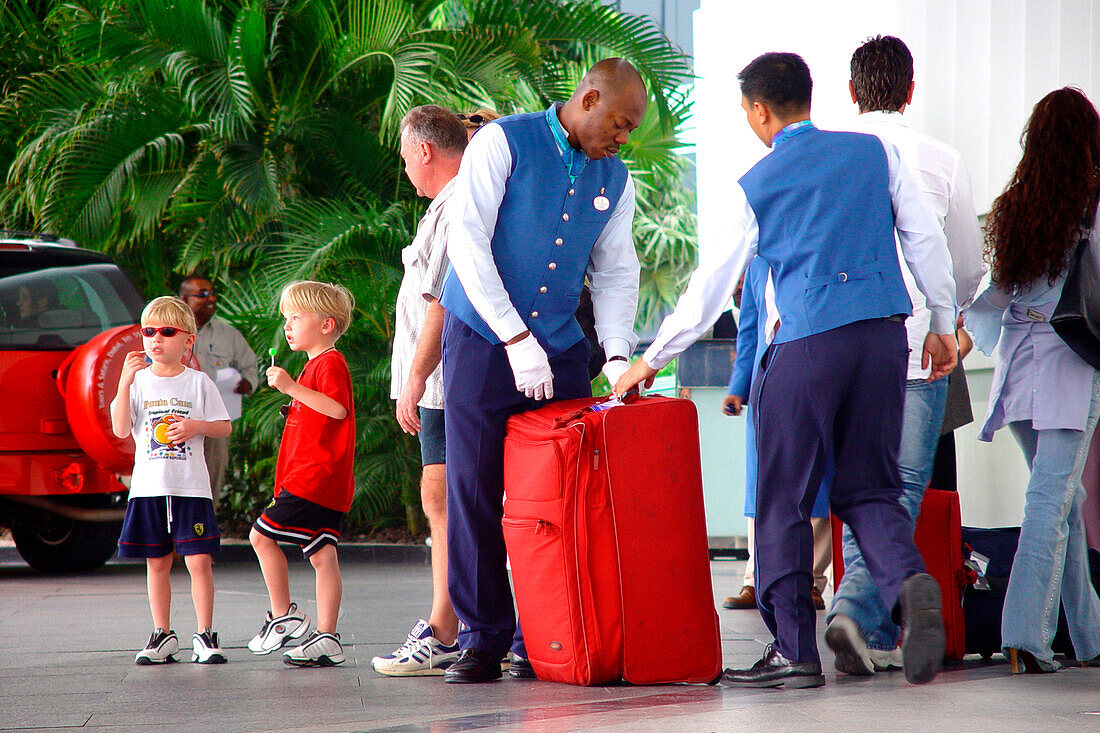 Gäste und Angestellte vor einem Hotel, Dubai, VAE, Vereinigte Arabische Emirate, Vorderasien, Asien