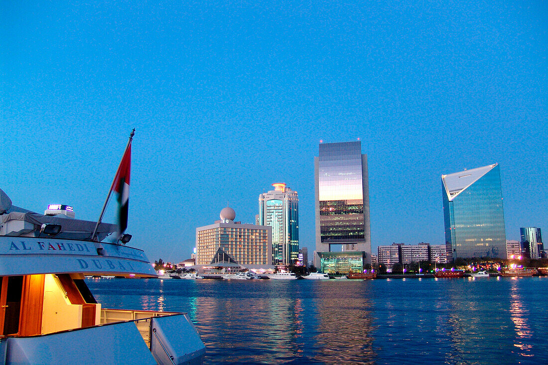 Blick über den Dubai Creek auf moderne Hochhäuser im Abendlicht, Dubai, VAE, Vereinigte Arabische Emirate, Vorderasien, Asien