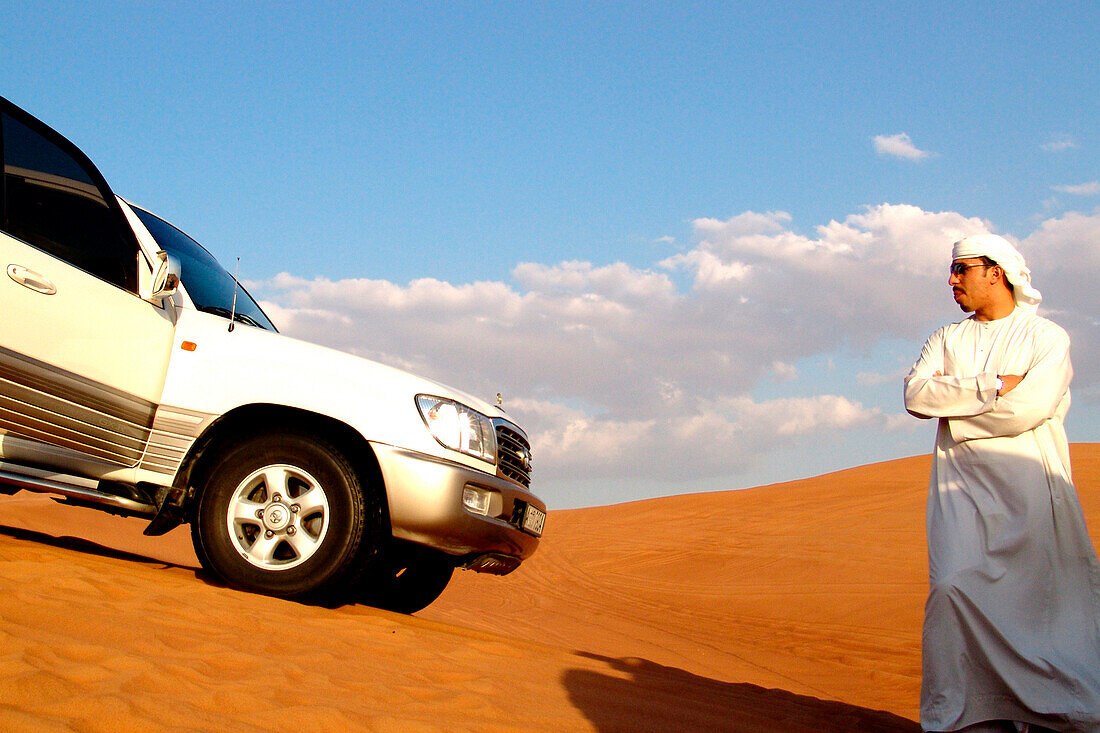 Jeep auf einer Düne in der Wüste, Dubai, VAE, Vereinigte Arabische Emirate, Vorderasien, Asien