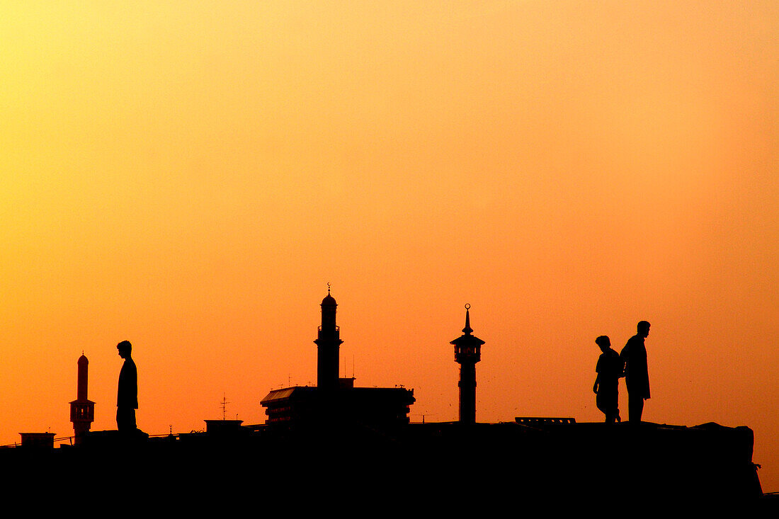 Silhouette von Menschen und Minaretten im Abendrot, Dubai Creek, Dubai, VAE, Vereinigte Arabische Emirate, Vorderasien, Asien