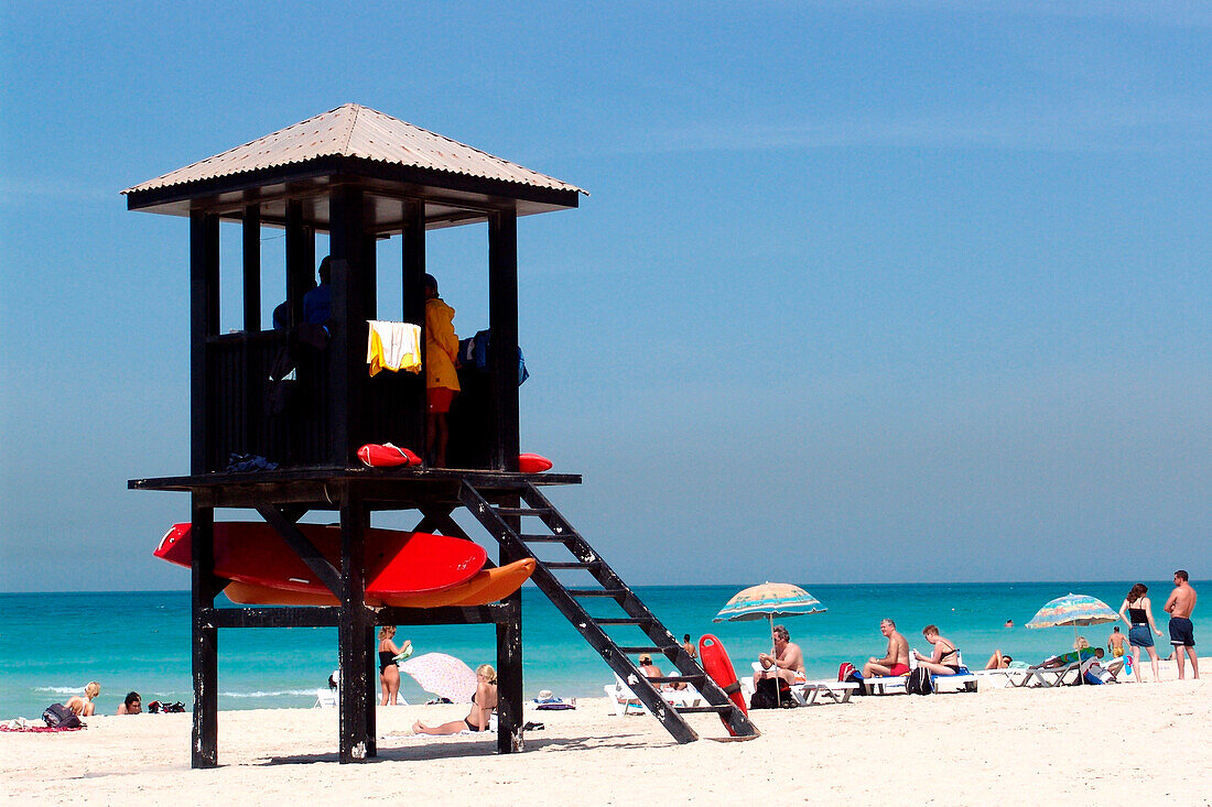 Menschen und Rettungsschwimmerhäuschen am Strand, Jumeirah Beach Park, Dubai, VAE, Vereinigte Arabische Emirate, Vorderasien, Asien