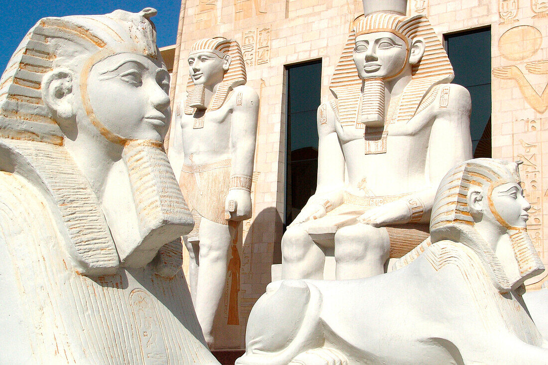 Ägyptische Figuren im Sonnenlicht, Wafi Einkaufszentrum, Dubai, VAE, Vereinigte Arabische Emirate, Vorderasien, Asien