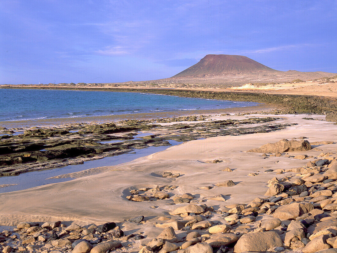 Playa del Salado, Montana Amarilla, Bahia del Salado, La Graciosa Kanarische Inseln, Spanien, vor Lanzarote