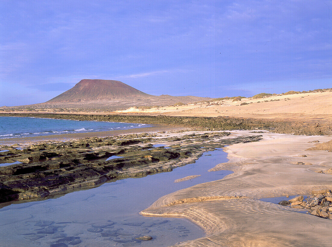 Playa del Salado, Montana Amarilla, Bahia del Salado, La Graciosa Kanarische Inseln, Spanien, near Lanzarote