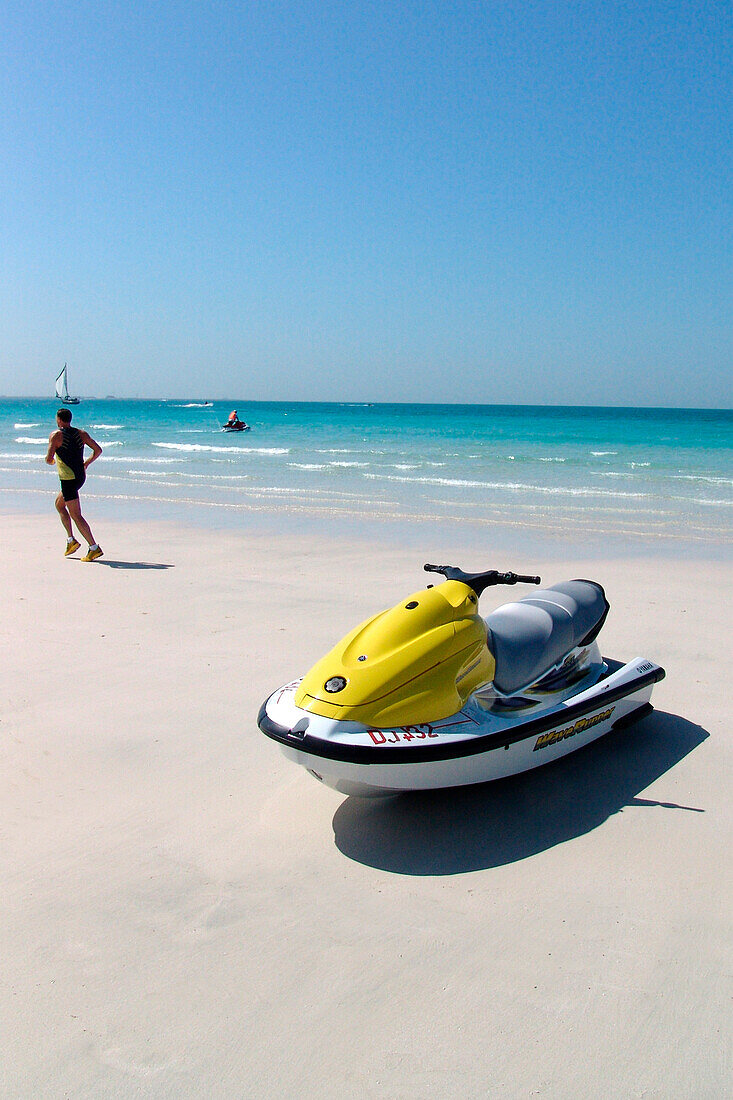 Wassermotorrad am Strand, Dubai, Vereinigte Arabische Emirate