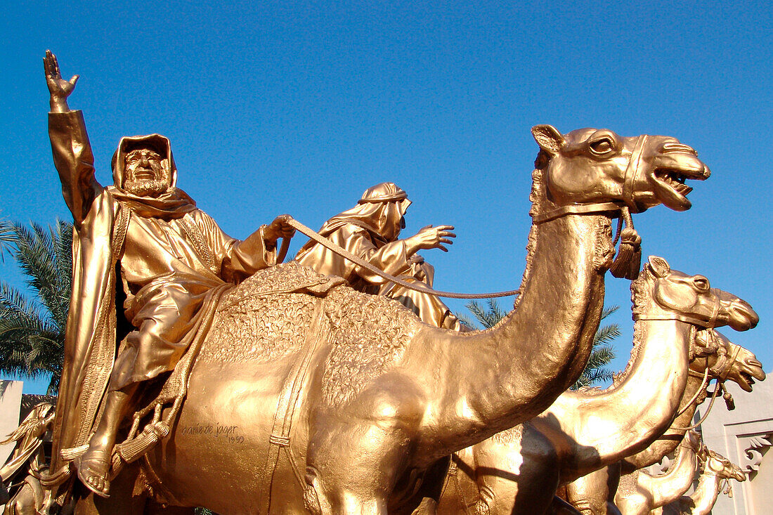 Goldene Statuen vor dem Hotel Royal Mirage, Dubai, VAE, Vereinigte Arabische Emirate, Vorderasien, Asien