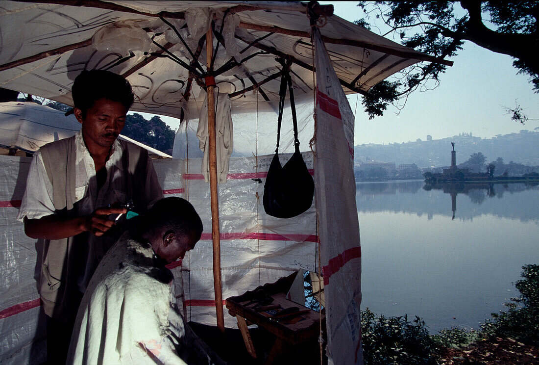 Friseur am Lac Anosy, Antananarivo Madagaskar