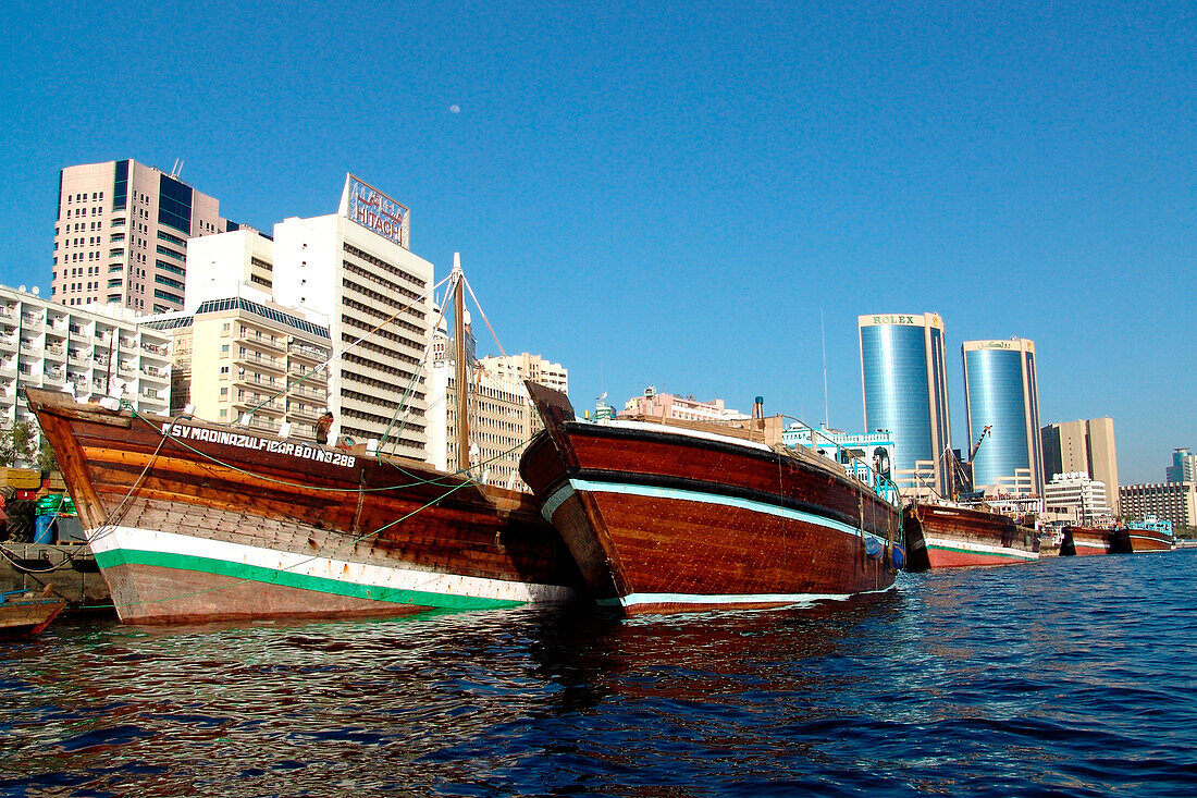 Dhau Boote auf dem Dubai Creek vor modernen Hochhäusern, Dubai, VAE, Vereinigte Arabische Emirate, Vorderasien, Asien