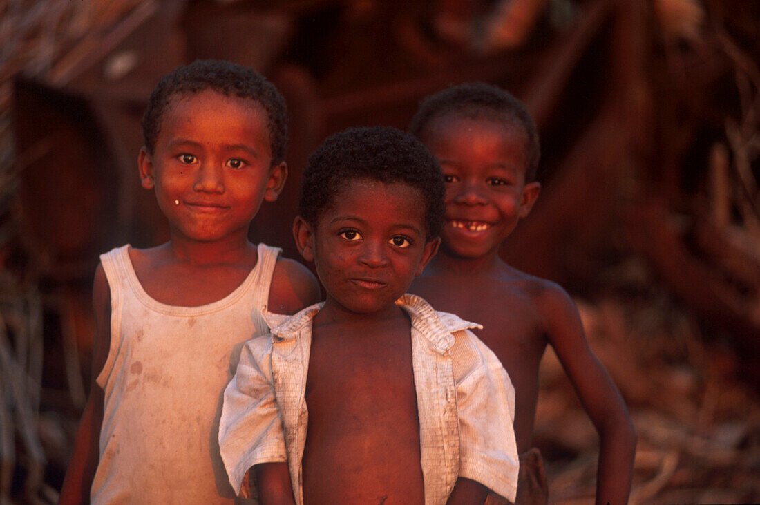 Drei Jungen, Nosy Be, Madagaskar STÜRTZ S.36/37