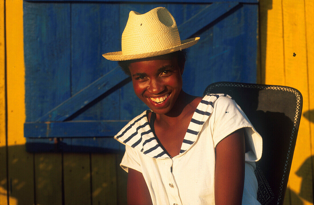 Junge Frau, Café de Pecheur, Madagaskar STUeRTZ S.84m.